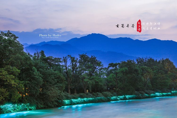 1、成都有多个火车站,常说的成都站或是成都火车站是指成都北站。 2、成都火车站客流量大,安检较为严格,始发车都是提前30分钟检票,建议预留足够时间到火车站候车。 3、成都火车站到都江堰火车站上午最晚一列车发车时间为08:49,不要错过发车时间。 4、成都到都江堰的城铁车票可以在12306等网站网购。 5、都江堰火车站有很多低价拉客的黑车,他们低价揽客然后半路推荐走另一条所谓只有当地人知道的冷门线路,一般收取100元,这些都是骗游客的,他们只是带你远远的望望都江堰,看不到都江堰的精髓,千万不要上当。 6、都