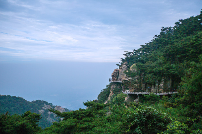 在来沂蒙山之前,我脑海里对沂蒙山的印象还停留在那首优美的小曲儿沂蒙山小调,这次机缘巧合之下来到这片从不曾踏足的神奇土地,恰逢蒙山人家景区首届蒙山伏羊节开幕,让我全方位感受到了这场延续千年的节庆的传统精华。 先来科普下沂蒙山景区吧,沂蒙山自然风光秀丽,兼有泰山之雄壮、黄山之秀美、华山之险峻、雁荡山之奇绝。沂蒙山景区现为国家AAAAA级旅游区,主要由沂山,蒙山(龟蒙山景区、云蒙山景区)组成,而这次我们行程的主要目的之一的伏羊节在龟蒙山东麓的蒙山人家景区开幕~ 伏羊节设定日期是每年传统农历初伏之日开始,经过中