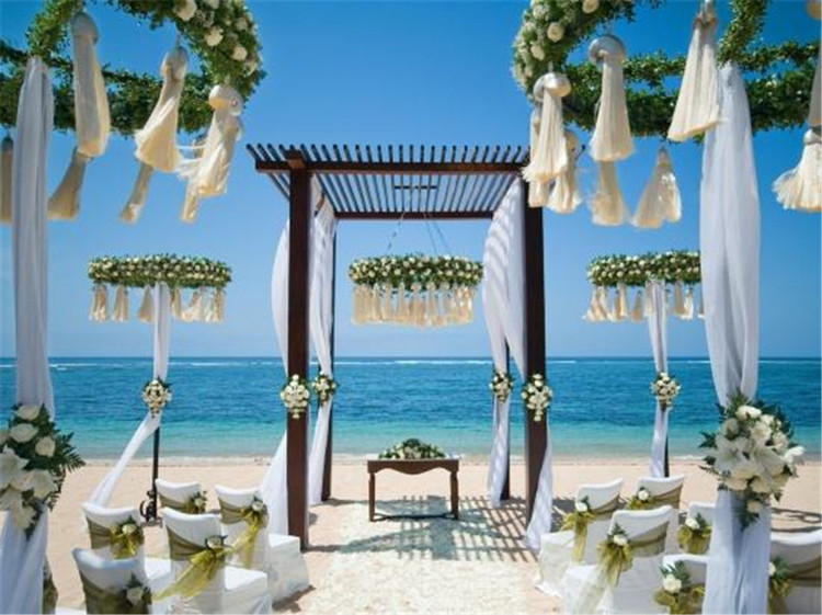 位置:努萨杜尔区(Nusa Dua) 亮点:180度海景,皇室宫廷设计,国际明星及国际组织活动御用场地 推荐指数: 婚礼类型:户外海景花园,户外皇家亭子 简介:婚礼布置简约唯美,其建筑及庭院风格全部沿用印尼皇室宫廷设计。印尼华人上层婚宴,明星 Jason Mraz 巴厘岛演艺专用场地,世贸组织WTO和亚太经合组织,APEC选用的宴会场地之一,曾接待各国元首宴会。 2.