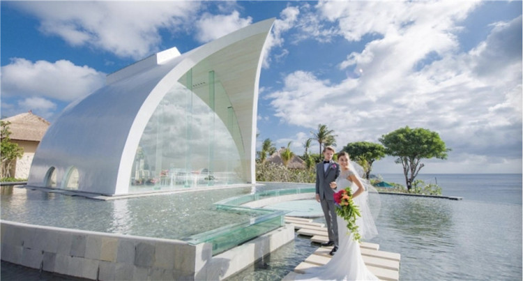 位置:努萨杜尔区(Nusa Dua) 亮点:180度海景,皇室宫廷设计,国际明星及国际组织活动御用场地 推荐指数: 婚礼类型:户外海景花园,户外皇家亭子 简介:婚礼布置简约唯美,其建筑及庭院风格全部沿用印尼皇室宫廷设计。印尼华人上层婚宴,明星 Jason Mraz 巴厘岛演艺专用场地,世贸组织WTO和亚太经合组织,APEC选用的宴会场地之一,曾接待各国元首宴会。 2.