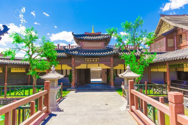 交通方式 飞机 目前,锡林郭勒盟有机场飞一处,为锡林浩特机场。锡林浩特机场可起降737中型客机,有直达北京、呼和浩特的定期航班和通往各大旅游城市的临时旅游航线。目前,正在抓紧推进航空项目有:二连浩特机场和东乌旗机场新建项目。其中二连浩特机场。拟建设3C级机场,跑道2400米x45米,联络道220米X45米X35厘米,停机坪3万平方米,航管楼1800平方米,候机楼 1万平方米及机库和其它配套设施。东乌旗机场处于前期工作阶段。 锡林浩特机场航站楼扩建4110平方米,2005年建成使用。 火