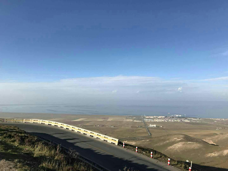 9月27日,敦煌 敦煌,一个有传说的古城,一个朝思暮想的旅行圣地。这次行程把敦煌作为浓墨重彩的一笔列入计划,两天走下来,确实可以掀起本次旅行的小高潮。从服务来讲,无论是入住的宾馆,还是吃过的饭店,都给人宾至如归的感觉。从环境来看,作为沙漠绿洲,敦煌绿树成荫、干净清爽、文艺气质,会让人错把沙洲当作南方小城,所不同的是站在城门口就能看到沙漠。从美食来讲,敦煌的小吃基本集合了西北的精华,烤串、酿皮(没弄明白到底叫凉皮还是酿皮)、拉面、黄面、焖饼,最好吃的还是昨晚吃的手抓羊肉,鲜嫩可口,唇齿留香,还有葡萄、哈密瓜