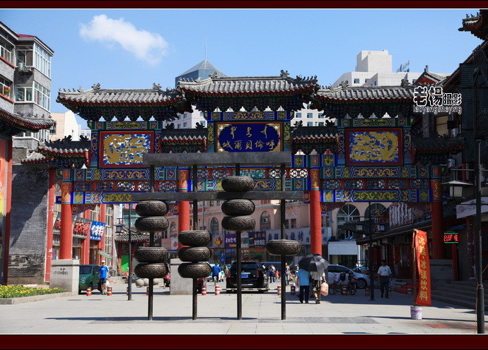 呼伦贝尔古城楼牌.牌楼高耸,雕梁画栋,沧桑繁华. 呼伦贝尔副都统衙门