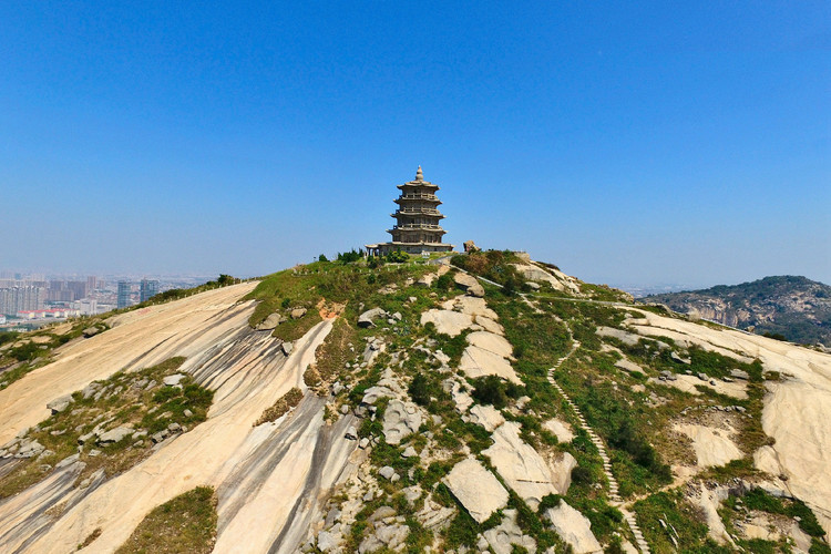 石獅,寶蓋山上有那么一座五層八角仿樓閣式花崗石空心石塔,名曰姑嫂塔。 它有著一段凄美的傳說:傳說在很早以前,石獅寶蓋山下有一戶農家,父母過世后,兄妹兩相依為命。后來阿兄娶了妻子。妻子非常賢惠,對小姑也非常好。直至一年大旱,五谷無收,無以謀生,阿兄決定和同鄉下南洋討生活。阿兄去了南洋后,杳無音訊。姑嫂兩人經常登上寶蓋山頂,期盼阿兄的歸來。 姑嫂倆就剪下自己長長的頭發搓成風箏的繩子,系上家書,放飛風箏。風箏竟真漂洋過海輾轉來到了阿兄手中。原來阿兄在南洋沒有謀得好出路,自覺無臉歸家。可看到裝滿思念的