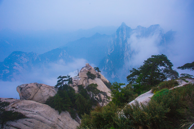 写在前面的话 一直想去华山,但觉得没做好准备,最近几个月一直在跑步,觉得体力可以了,约了两个相识快20年的老友(初中同学)共爬华山!下山后,总结了朱同学能睡、徐同学能吃、张同学(本人)能跑,我觉得在爬山过程中,共同计划,相互打趣,相互鼓励,相互扶持,是一件能增进友谊的好事!从懵懂少年到如今已为人父,相聚时间渐少的情况下,能一起进行一件有意义的事实属幸事!希望以后还有机会吧! 【一】从西安到华山 我们的选择:西安北客站(G652,早上7:53)----华山北站(早8:25,票价一等座89.