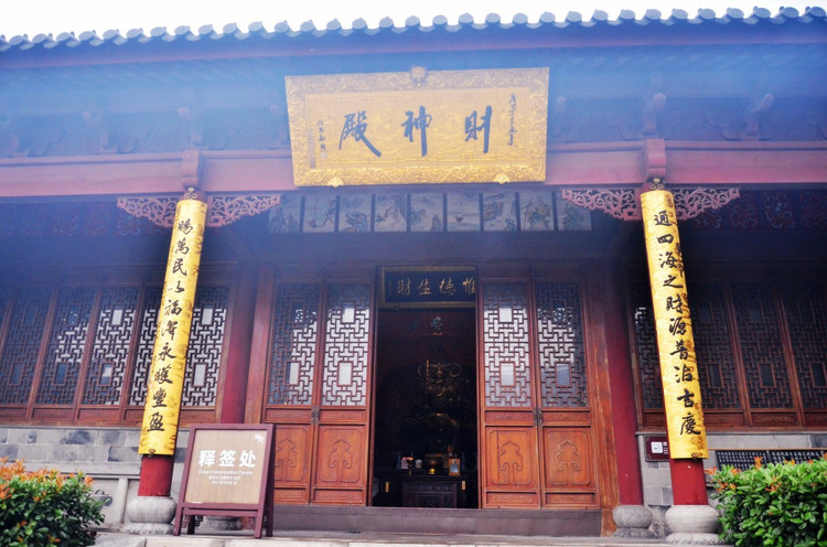 茅山风景区—老子神像—喜客泉_风景520 镇江火车站是我们相聚的地方也是我们离散的地方。 自驾行: 南京方向到茅山自驾游交通线路: 南京方向沪宁高速句容茅山道口(陈武出口)句容市五里墩收费站(向前5公里)句茅旅游专线(向前约20公里)茅山景区景区二茅路主入口票务处; 杭州方向到茅山景区路线:杭宁高速至句容出入口下转句茅通道即可到达; 上海方向到茅山景区:可以选择沪宁高速到句容南下高速转茅山到达驾驶到茅山景区即可。 2、城市与景区小交通: 境内有公交车113路车直达景区的,也可以乘坐句容市汽车站到茅山镇的农班车即可。 3、旅行之前需要准备