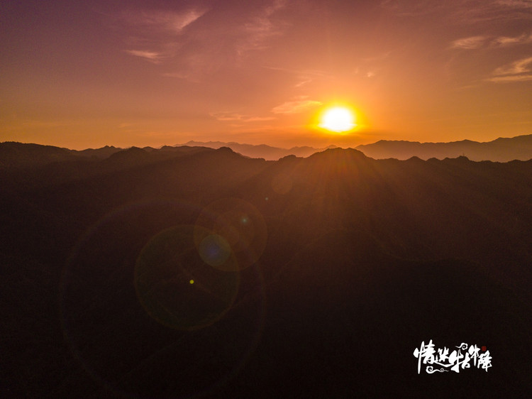 牯牛降隶属于石台县,位于安徽省南部,皖南山区西部,东与黄山区交界,南与黟县、祁门县相连,西与东至县接壤,北与贵池区、青阳县为邻。 石台县现辖仁里镇、七都镇、仙寓镇、丁香镇、小河镇、横渡镇、大演乡、矶滩乡等8个乡镇,总面积1403平方公里。 石台县位于皖南国际旅游文化示范区,京台高速穿境而过,距济广高速、屯景高速和泸渝高速40公里。石台县是安徽省生态环境最好的县份和皖南山区著名的茶乡,境内山清水秀,生态优良,旅游资源极其丰富,是安徽省两山一湖旅游经济圈的重要组成部分。2010年4月,30国驻华大使节游览后