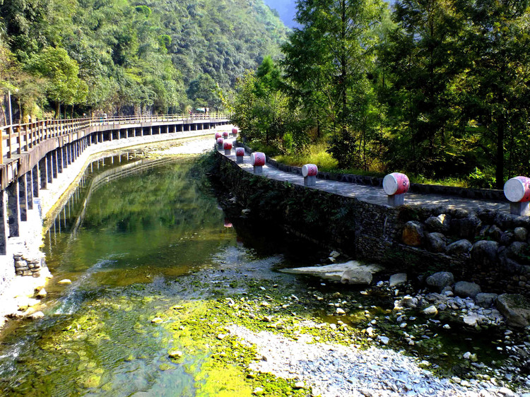 德夯距湘西自治州州府吉首市西郊20公里处,为国家级重点风景名胜区(2012年我们第一次游览该景区时,还只是省级风景名胜区)。德夯, 苗语为美丽的峡谷,德夯居住着一寨苗族,他们讲苗语、穿苗服,以歌为媒,自由恋爱。他们日出而作,日落而息,种田养蚕,纺纱织布,手工织品巧夺天工。这里山势跌宕,绝壁高耸,峰林重叠,形成了许多断崖、石壁、瀑布、原始森林。区内溪河交错,四季如春,气候宜人,有丰富的动、植物资源,自然风光秀丽迷人。自矮寨镇沿溪上行4公里至德夯苗寨,沿岸筒车、水辗、古渡、小舟,伴以苗家吊脚楼,一