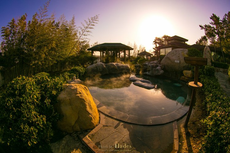 “天沐温泉”温泉区包括室外森林养生温泉和室内温泉spa馆，可同时容纳1500