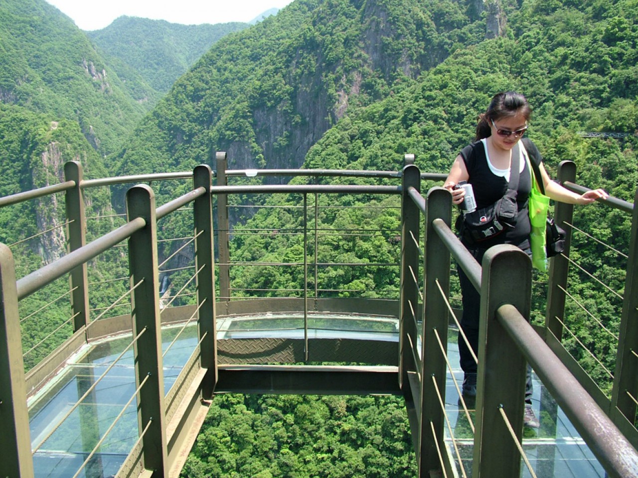 楠溪江和雁荡山去了已经有些时间了,但至今对那的风景记忆犹新。 楠溪江原始古朴、秀丽多姿;随江倒影,水清见底;游鱼碎石,历历在目。泛舟坐筏漂游江上,远眺绵绵青山,近看郁郁滩林,俯赏碧蓝江水,饱览溪光山色,令人心旷神怡。 雁荡山一个钟灵俊秀的世外桃源,一个大自然鬼斧神工的天下奇观;灵峰夜景,精灵所在,惟妙惟肖。古人云:欲写龙湫难下笔,不游雁荡是虚生。