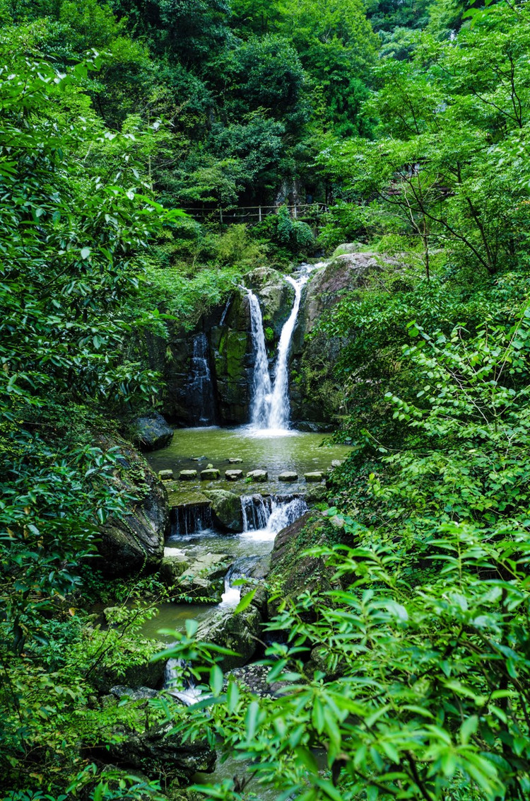 水下孔景区属于浙中大峡谷。从入口处望下去,这是一个圆形的巨穴。这里有件很有意思的事情就是与其他的爬山方式不同,在这里进入景区你首先需要走过一个5D玻璃天桥,通过高清户外互动显示屏,以人屏互动为根基,加上5D震撼视频源,让你身临其境,屏里的画面,随你而动,让你看着玻璃爆裂,闭眼还能听到碎裂的声音,心理承受力差的不要轻易尝试。通过玻璃天桥你可以选择乘坐华东最高的观光电梯下行游览,顺便来一场视觉享受,远望水下孔景区四周繁茂的森林、俯瞰壮丽的瀑布、欣赏美丽的山水风光,还可以挑战一下自己;
