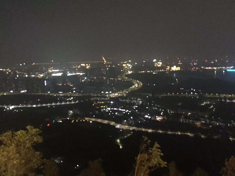 晚上可到将军山上一览肇庆夜景. 肇庆七星 岩景 区
