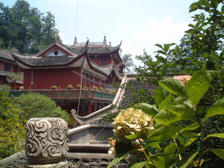 综合性城市公园黔灵公园,更是在偶然的一瞥间偶遇了贵州的首刹弘福寺