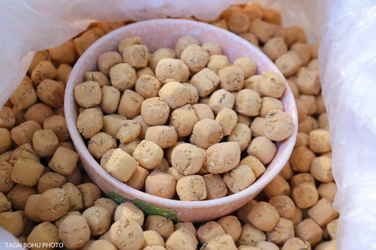 的白土炒制成土馍带着食用。没错王屋山的美食土馍只有在这里才能吃到。