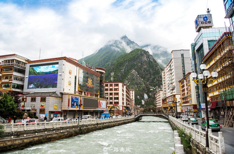 因为高原气候多变,在康定城,一天里可以看到不同的风景.