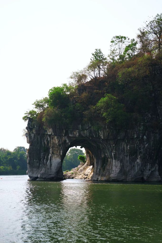 象鼻山景区 象鼻山景区 象鼻山山脚下的水月洞是著名的“象山水月”景点