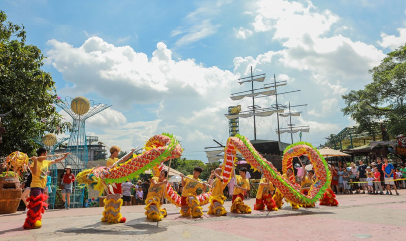 10:00-10:30,16:15-16:45,19:30-20:00 活动地点:欢乐岛广场,园区内