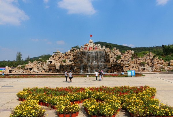 18:31  我们今天去的景点是山东省临沂市沂水县的雪山彩虹谷景区,这个