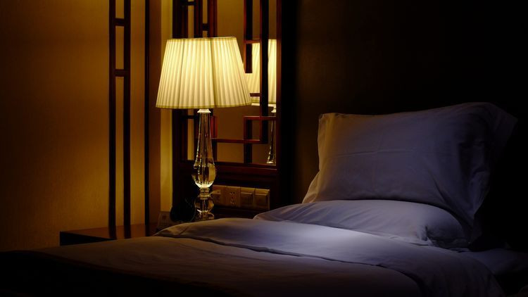 留一盏夜灯,昏昏暗暗,床铺有一种淡淡的清香,真让人放心一夜安眠.