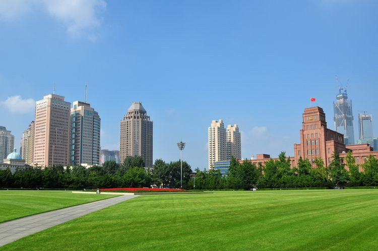 跟着女骑警徜徉在大连人民广场