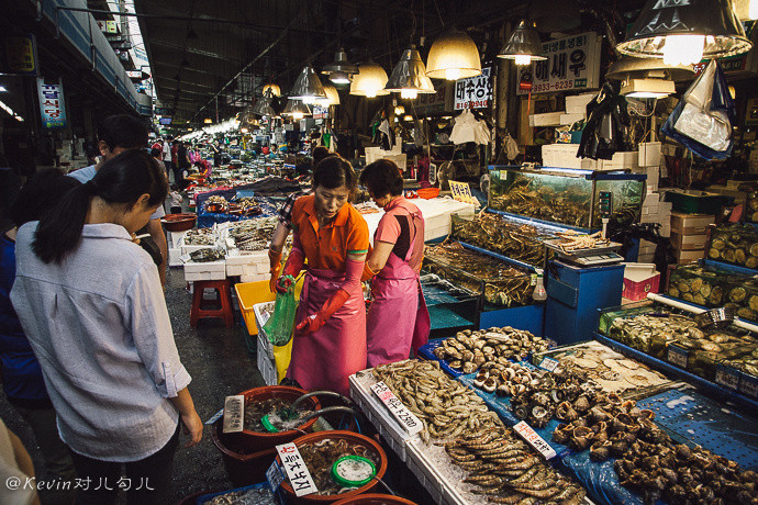 摊位很多,水产很新鲜. 鹭梁津水产市场