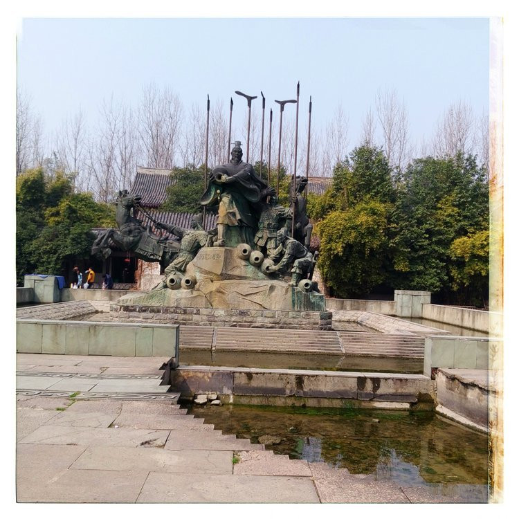 鉴湖景区内的越王勾践的雕像 柯岩风景区