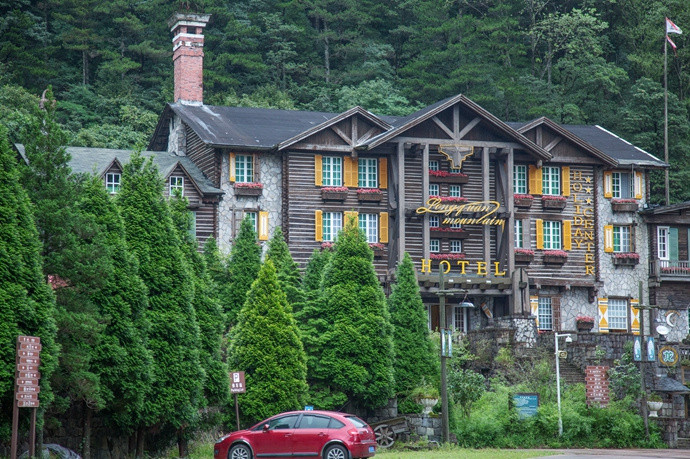 绿野山庄环绕在群山之间,不论哪个角度望去,都给人一种深处自然世界的