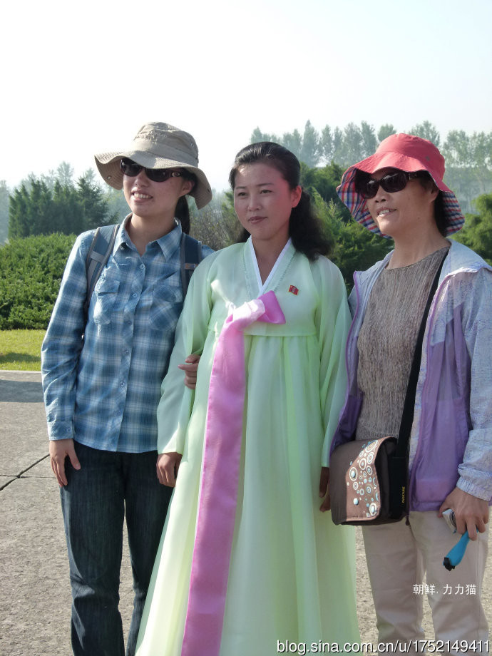 我们团的游人与朝鲜青山里合作农场的美女接待员合影. 朝鲜街拍
