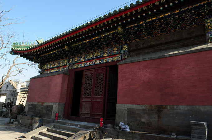 正殿背面外檐故意保留了一部分清代彩画,形成新旧对比 北京宣仁庙