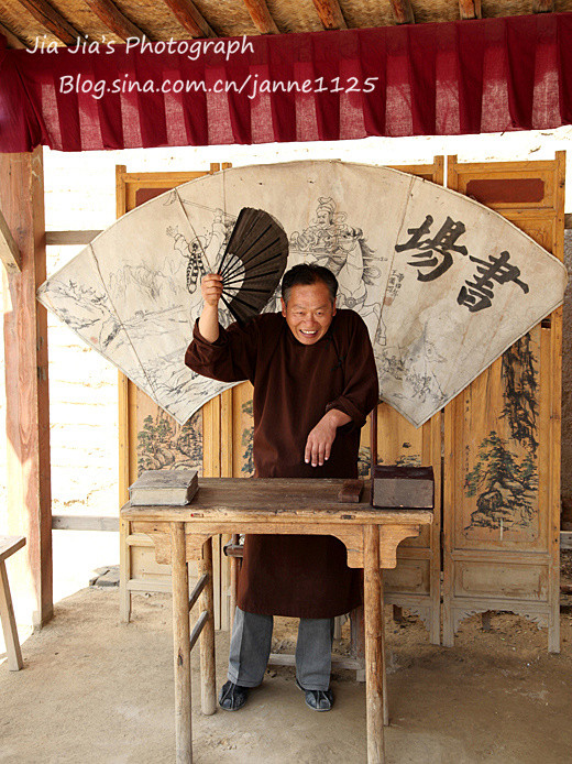 现场说书的先生那是相当的卖力. 镇北堡西部影城