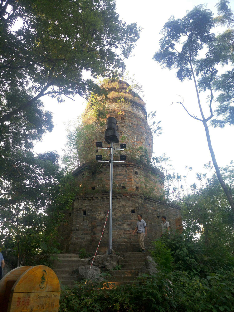 普贤塔,在象山上面的唯一一个景点吧,也希望我隔壁那个可以贤惠点