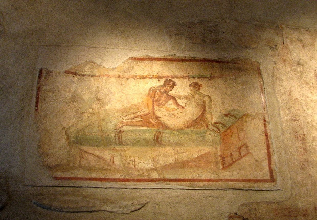 妓院大门口处有淫神普利亚普斯的画像,用以表明此场所的功用,门口还有