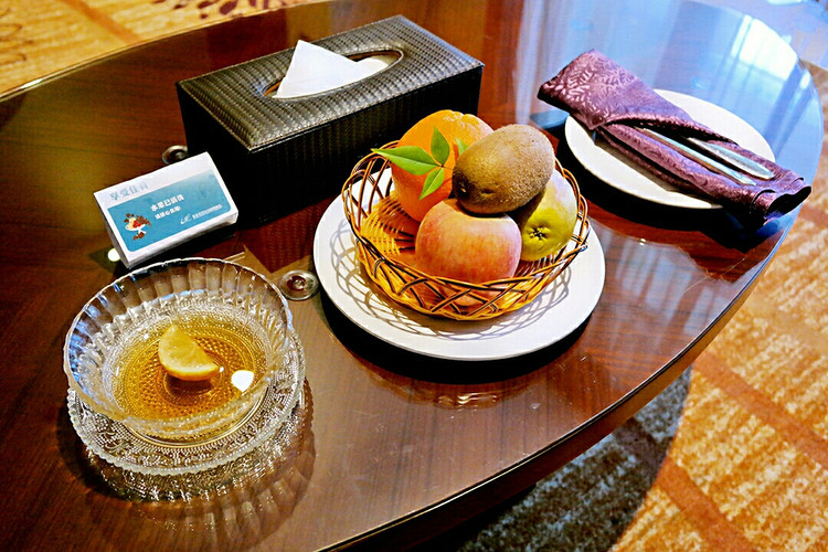 水果盘里有苹果,梨子,橙 张家界碧桂园凤凰酒店