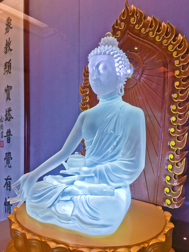 十二层供奉的琉璃药师佛通体透明,晶莹剔透,佛像神态逼真,叫人叹止.