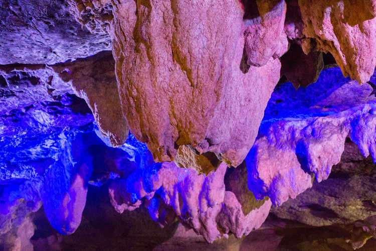 洞内钟乳挺拔,石笋丛生,石幔高挂,石柱巍峨,石帘低垂,石瀑飞流,地下河