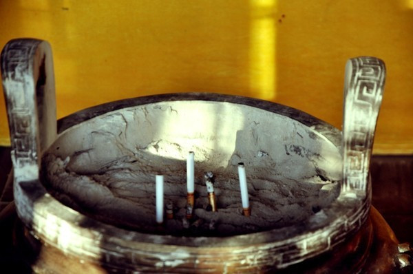 不知道哪位大爷插了三根烟在香炉里  走之前我吧烟拿出去扔了    漠河