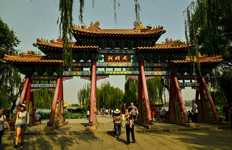 大明湖   石碑上雕刻着:大明湖.我知道雨荷就在这里. 大明湖