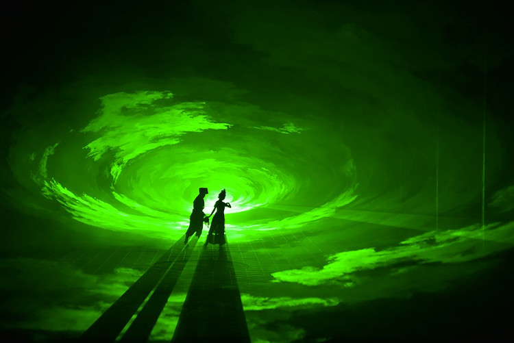 长达百米的全彩激光灯,打造出如梦似幻的时空隧道,令观众沉醉其中.