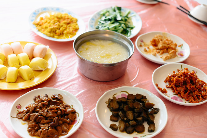 中式早餐,满满的一桌,喝了粥,暖了胃,还有着各种小菜搭配,真是太满足