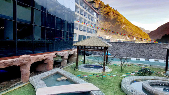 天然的养生疗养胜地—女皇峰红叶温泉景点地址:四川省阿坝藏族羌族