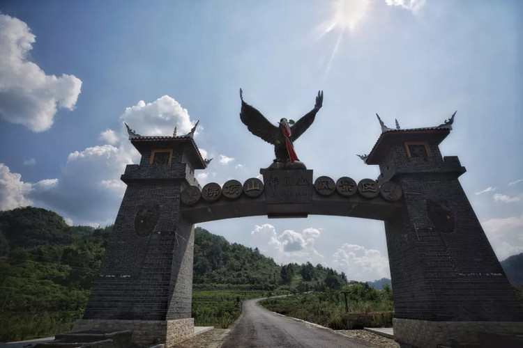 越过千山万水,只为看你下河洗衣裳仡佬族山寨 进入村寨大门,有一只口