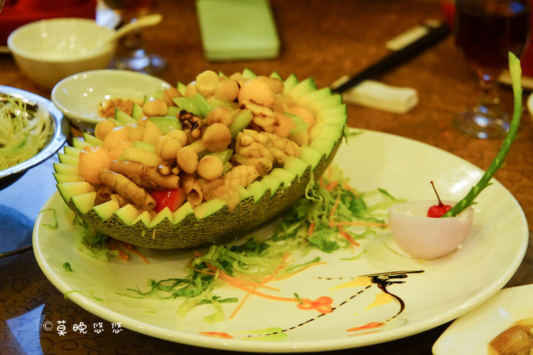 哈密瓜海鲜船,水果跟海鲜一起炒,口味比较新奇.