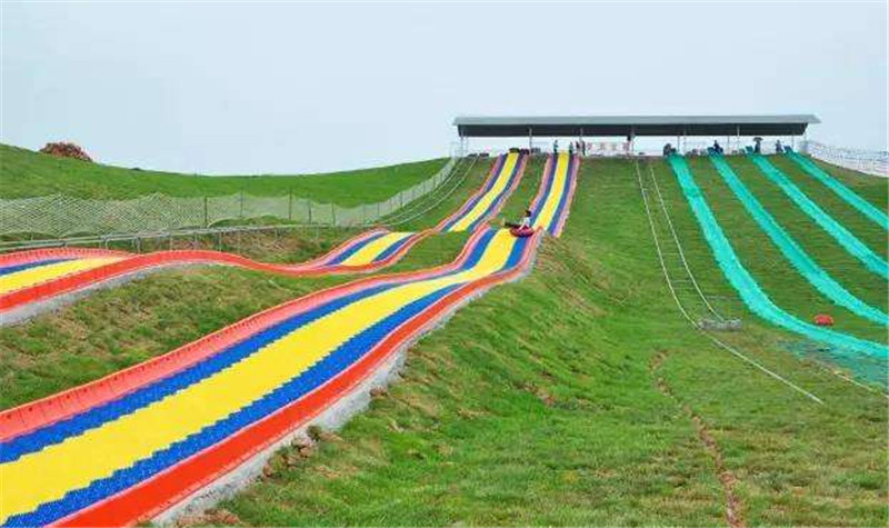 欧月庄园滑草场