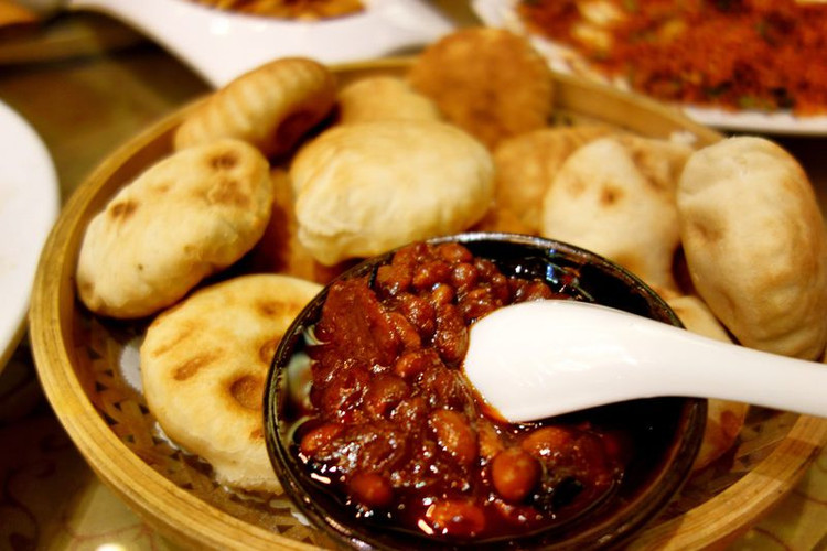 历经八个朝代建都的古城,在饮食文化上, 开封小吃,闻名遐迩,历经千年