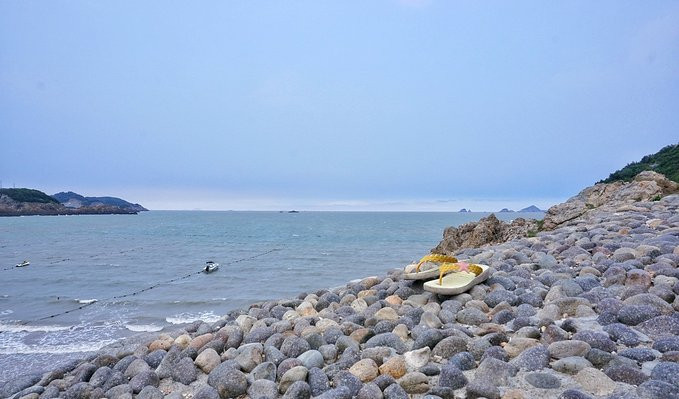 沿东海之旅离温州最近的海滩 大沙岙 同行的小伙伴都下到沙滩去玩耍了