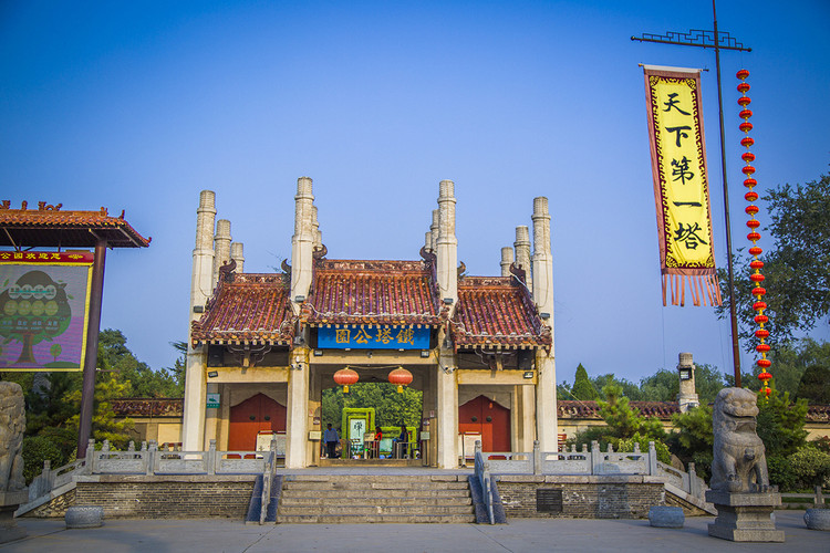 开封铁塔,素有"天下第一塔"之称的铁塔,位于河南省开封市北门大街的