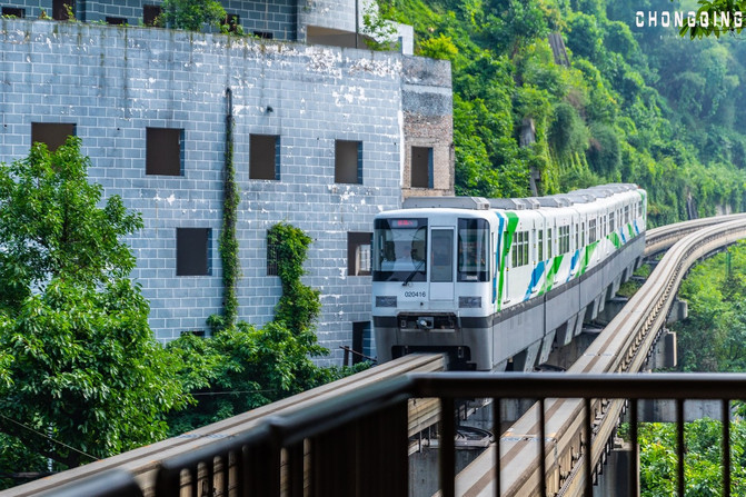从你的全世界路过叁:李子坝,上天入地的城市轻轨  在 重庆 