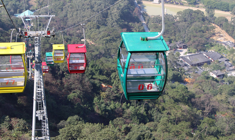 缆车起点在叱石观音寺附近,登上山顶后可以沿路到达天鹅湖,圭峰山景区