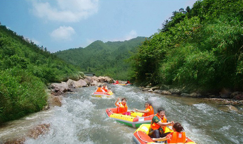 桐庐百岁峡抢滩漂流风景区