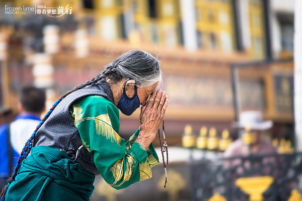 大昭寺门前虔诚的信徒.